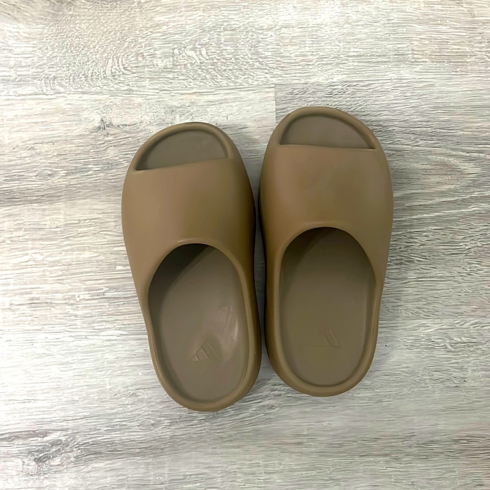 Kids Yeezy slides